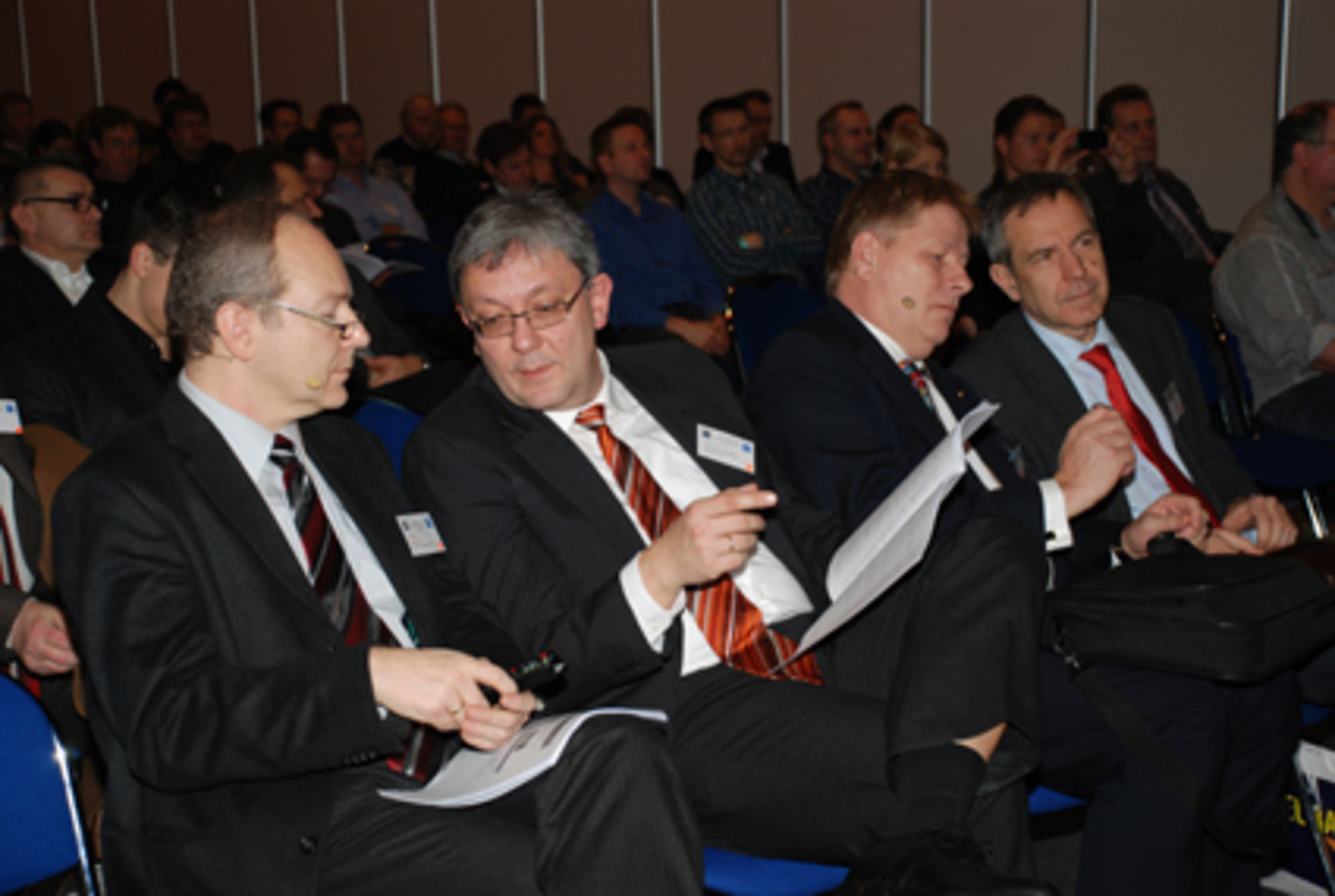 Referenten (v.l.) Dipl.-Ing. Peter Gawin, Prof. Dr.-Ing. Hans-Hermann Weßelborg, Prof. Dr.-Ing. Referenten (v.l.) Dipl.-Ing. Peter Gawin, Prof. Dr.-Ing. Hans-Hermann Weßelborg, Prof. Dr.-Ing.